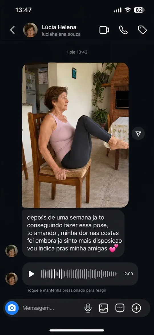 Depoimento de Lucia praticando yoga na cadeira em casa